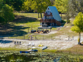 Lakefront Escape-Hot Tub-FirePit-Rural Retreat